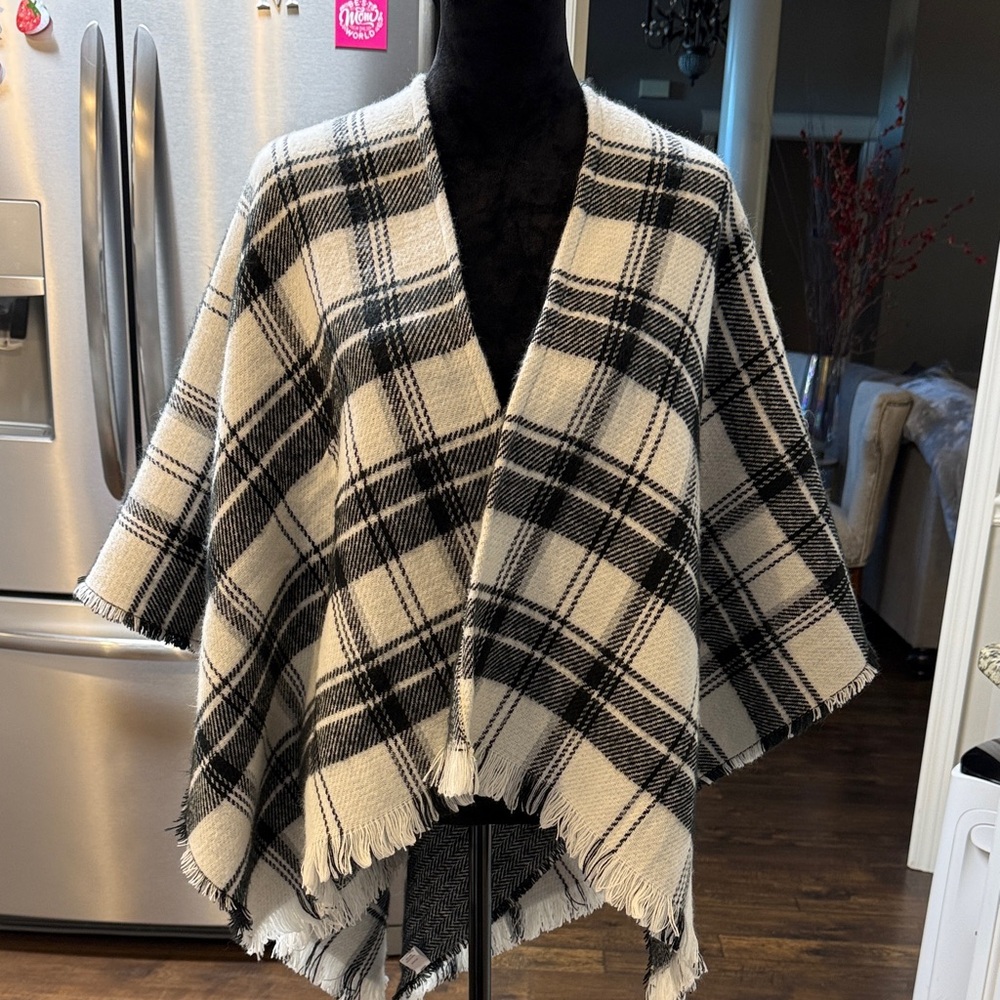 Cracker Barrel Black and White Plaid Cape